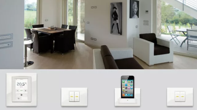 Un material para cada tipo de ambientación. Las tapas de la firma Vimar se adaptan también a los tomacorrientes y llaves de luz, para armonizar toda la instalación.