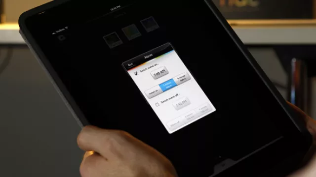 Como sistema despertador enciende suavemente la iluminación de la habitación