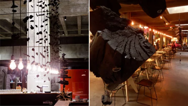 Oropel explicitó la connotación distópica del carbón vegetal, provocando la contaminación y la destrucción, al tiempo que se aprovecha en la purificación de la salud y el agua.