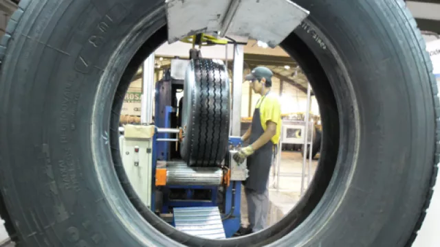 El neumático ya recapado ingresando a la máquina de pintura para concluir con el proceso.