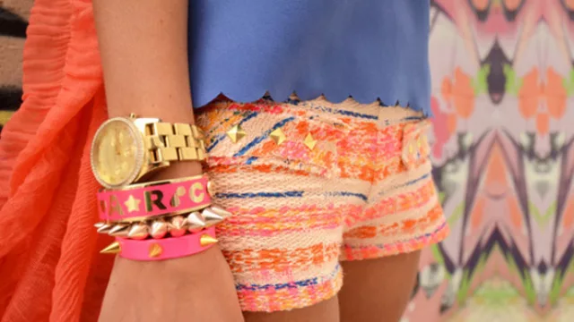 Short tejido al telar, con estampado incaico muy colorido. 