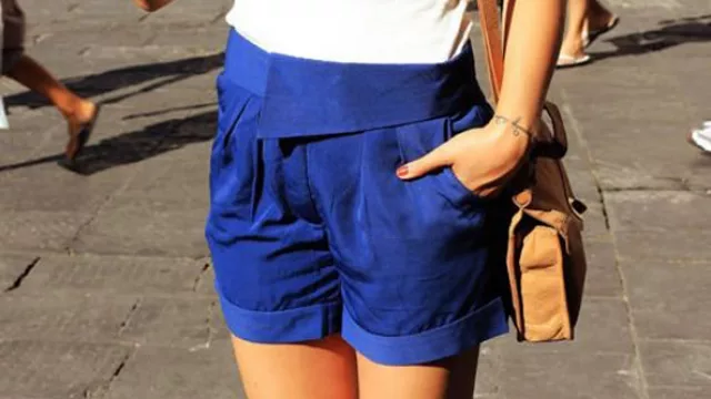 Bermuda corta en azul Francia, con pinzas y sobre faldón en cintura.