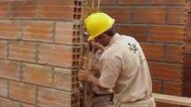 En el interior provincial se construye 40% menos (y anticipa una fuerte caída también en la Capital)