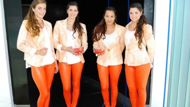 Las chicas de Tarjeta Naranja que repartieron anotadores, lapiceras y caramelitos a los asistentes