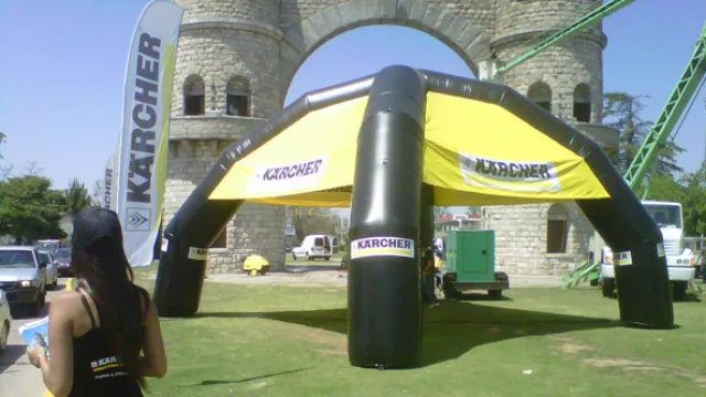 A través de su distribuidor Servicios, está limpiando (de manera gratuita) el Arco de Córdoba.