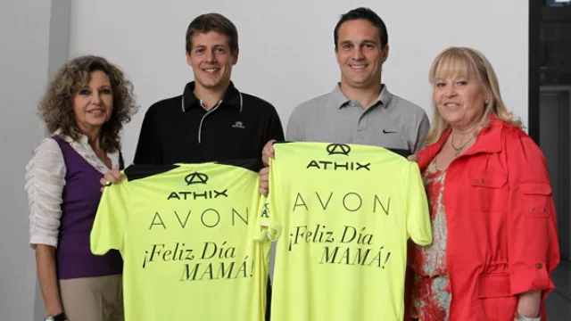 Los árbitros Germán Delfino y Patricio Loustau, junto a sus mamás