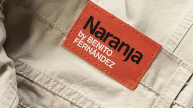 La vestimenta masculina es camisa y pantalón