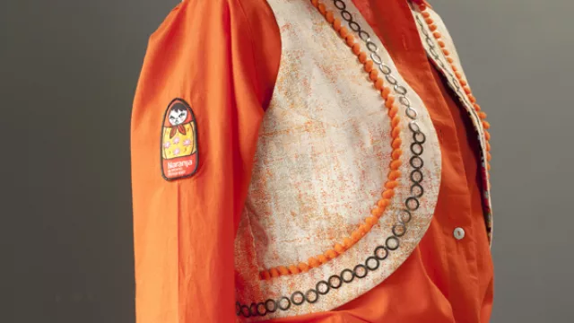 La vestimenta de mujer está compuesta por pantalón, musculosa, camisa y chaleco