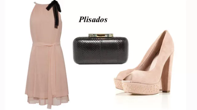 un conjunto en rosa pastel plisado, con detalle de lazo negro.