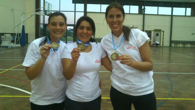 Y ellas lucen orgullosas sus medallas