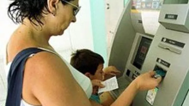 Uno de cada dos uruguayos tiene tarjeta de débito. Hay un cajero cada tres mil habitantes