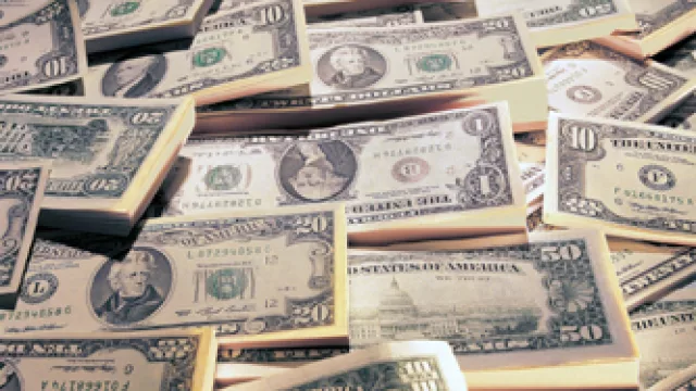 … pero el “dólar turista” cada vez menos verde y más negro (Afip sugiere comprar a los arbolitos)