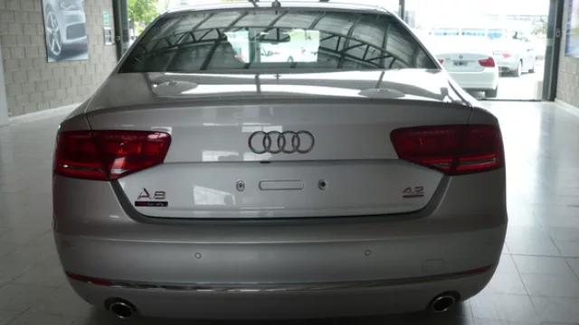 El Audi A8 4.2 FSI Tiptronic quattro tiene una carrocería rígida que reduce el grosor y peso del auto. 