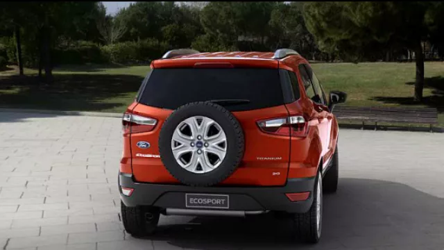 La amplia luneta acompaña hacia ambos lados la incorporación de las luces traseras de diseño envolvente. La rueda de auxilio ubicada en el portón trasero resalta el espíritu aventurero.