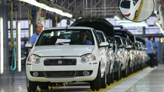 Fiat a media máquina: fabrica la mitad de unidades que en 2011 (la producción automotriz local, 30% abajo)