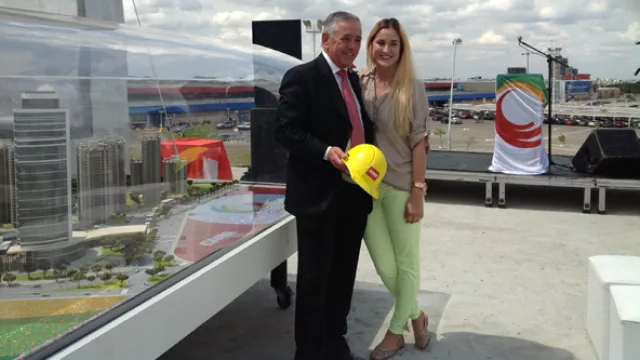 Jorge Petrone y María Amor, hija de Fabiana Massena, junto a la maqueta de Ciudad Gama (detrás, Carrefour Colón)