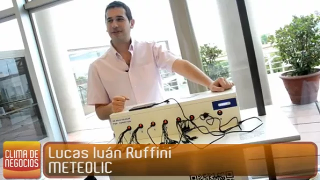 Cargando el celular con sol