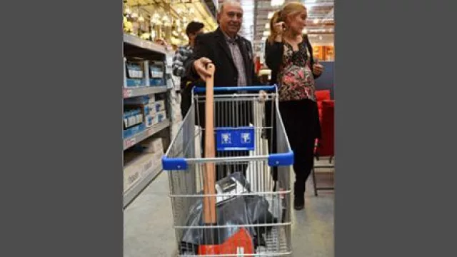 El doctor Rubén Américo Martí se llevó un hacha (sí, sí, un hacha) de la tienda