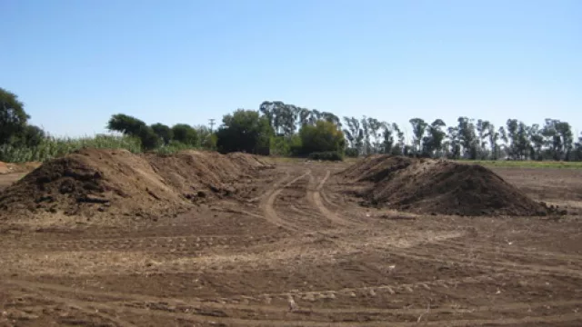 Las pilas de compost en el campo de Montecristo