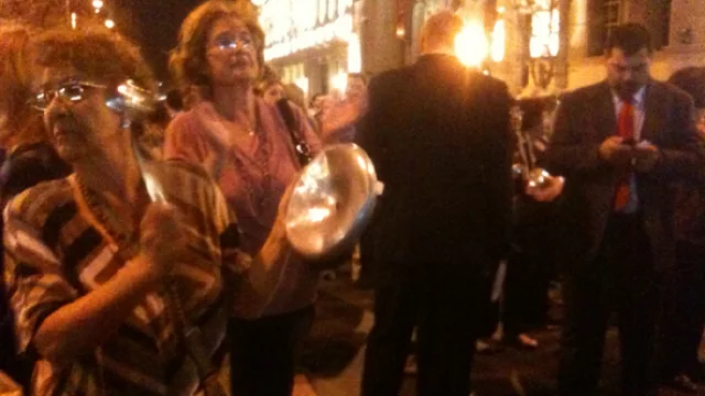 Una multitud variopinta: jubilados y ejecutivos se dieron cita en el Patio Olmos