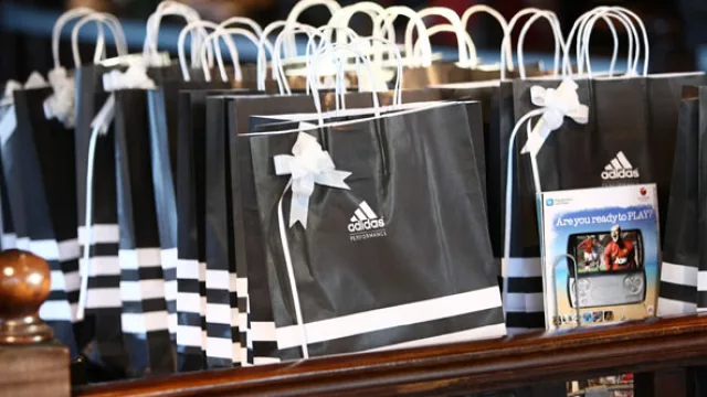 Arraigada, el "utilero" de Telecom tenía una camiseta oficial para cada periodista... ¡bien ahí!