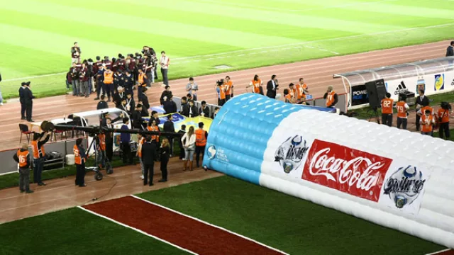 Coca Cola y Quilmes, dos marcas bien visibles en la manga inflable del Kempes.