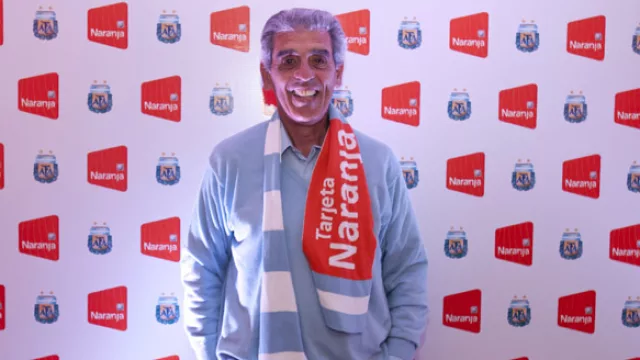 Un negro anaranjado: Miguel Clariá en la previa de Tarjeta Naranja en el mismo Estadio.