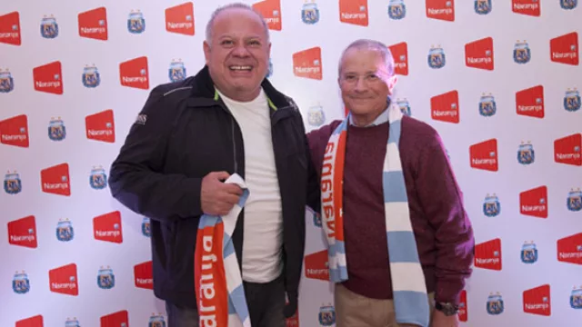 Cacho y el Jefe Ruda posan para la foto en el back de prensa.  Naranja hizo una linda movida...