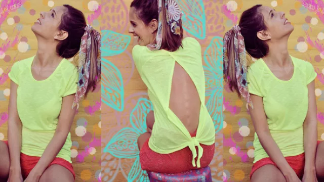 shorcito muy romántico en guipiure coral, con remera escotada en espalda en color amarillo neón.