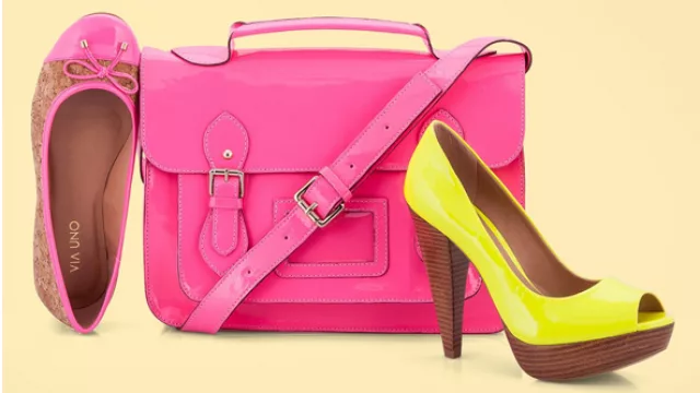 Viamo, nos muestra una opción en bailarina combinando color rosa neón con símil corcho, y otro amarillo fluo de tacón ancho triangular.