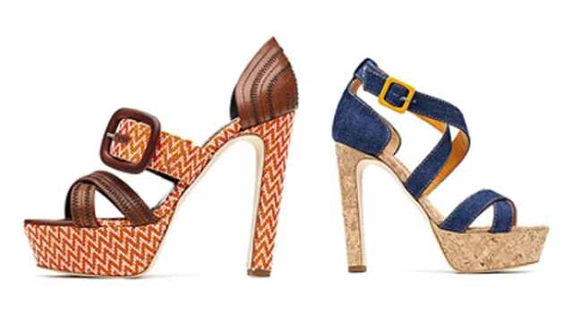 Una opción ochentona, con taco ancho combinando estampado en  naranjas y chocolate, otra con tiras de jeans y base de corcho. 