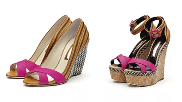 una opción en taco chino, combinando estampado con rosa neón y una sandalia con base plataforma. 