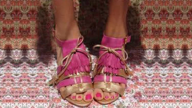 Para las que les gusta caminar a ras del piso, chatitas decoradas con lengua de flecos en contra tono. 