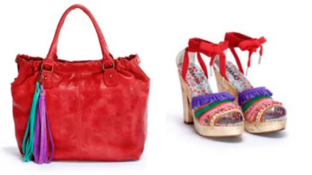 Plataformas en madera pintada con colores neón, y tiras en contra tono, cartera en composse. 