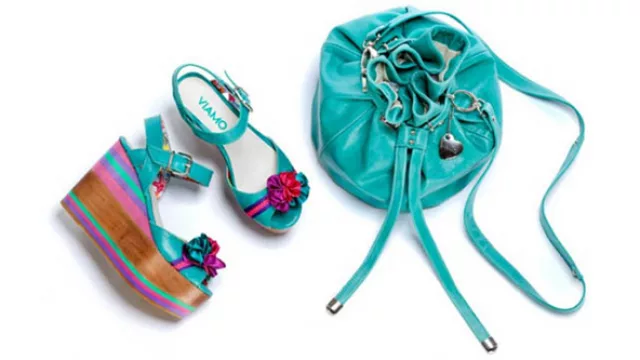 Sandalia-sueco floreada, con deco de sobrevolado en contra tono. Cartera en composse. 