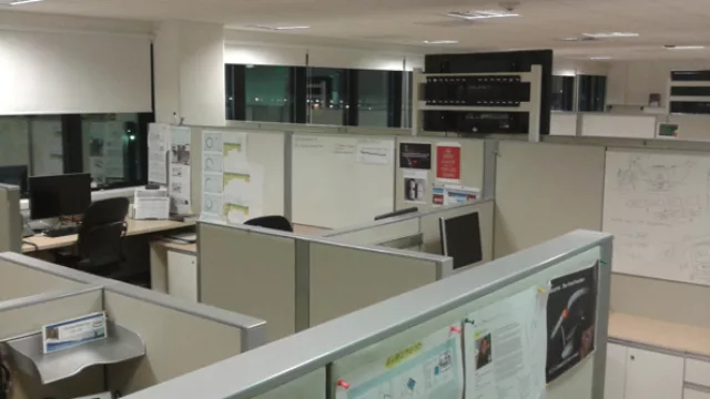 Los puestos de trabajo están agrupados para favorecer el trabajo en equipo