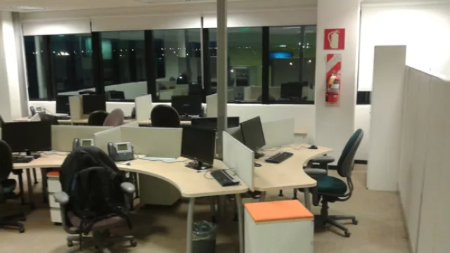 Existen pequeños puestos de trabajo para quienes alternan entre la nueva oficina y la del Garden