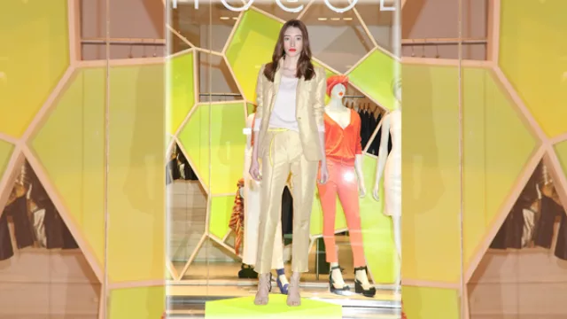 Chocolate; traje en género con spandex, en dorado glitter. 