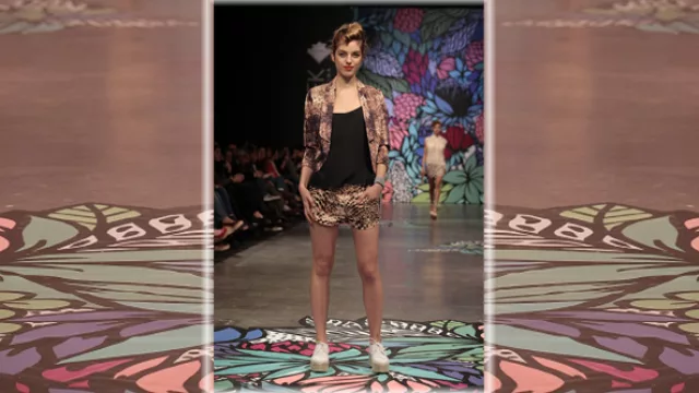 Desiderata; blazer cuello smoking con short corte deportivo, con estampados simil reptil 