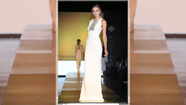 E.Bomparola; vestidos largo, espalda descubierta y delantera con estampa en dorado. 