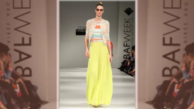 M.Dappiano; maxi falda hippie chic en colores neon y chaqueta corta en estampados muy coloridos. 