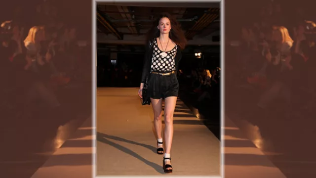 Mishka;  muy clásica, conjunto de short y casaca en negro, con top de seda estampado a lunares. 