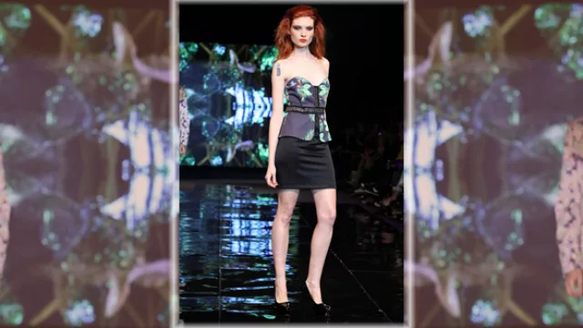 Ona Saez; con look pin up, top corte lencero y falda lápiz con negra.