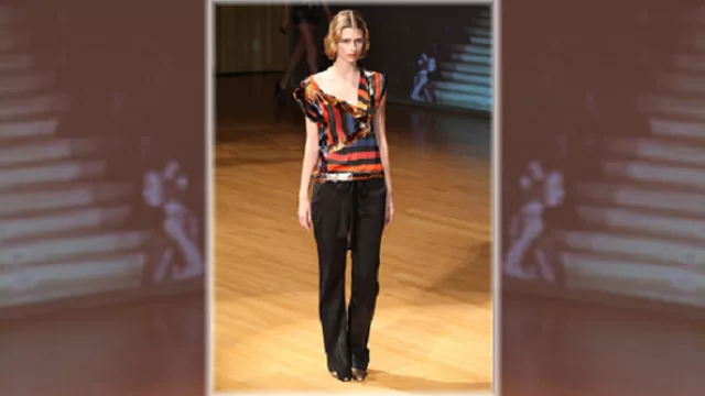 Tramando: molderías con cortes geométricos en perfecta sintonía con el estampado a rayas. 