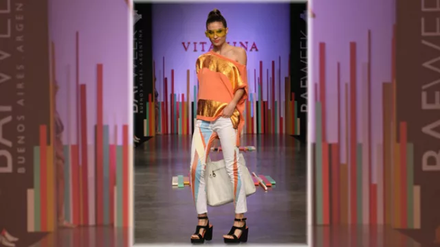 Vitmina; Camisola naranja con toques en cuero metalizado, pantalón chupín blanco con estampas en neón y pasteles. 