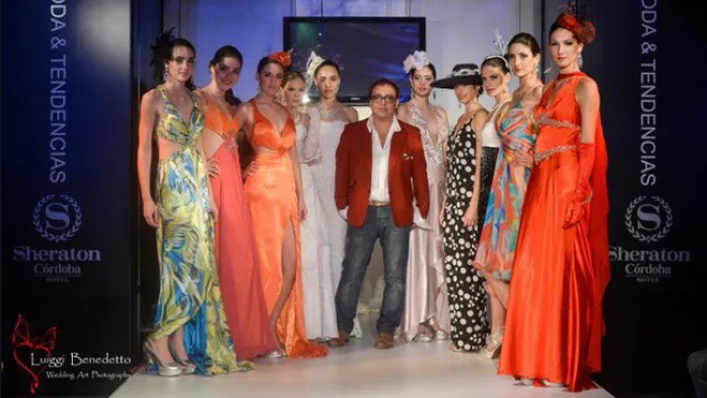 Elvio Acevedo y su equipo de modelos, cerrando el desfile .