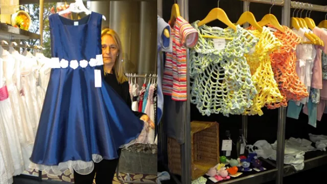 1º otra  opción de fiesta de Liliana Sejas , la 2º perchero que presentó la firma  Mama Cigüeña, con tejidos al crochet muy coloridos para  niñas.