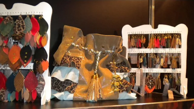 Armanda Me Mani, de Villa Allende, con sus accesorios en cuero, carteras, aros, collares, todos de la nueva colección.