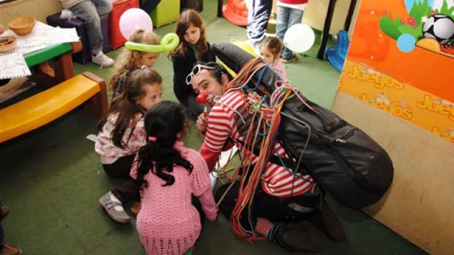 Circo, regalos y sorpresas por el Día del Niño, en Junior B
