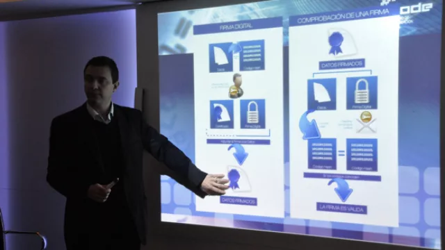 Pablo Casal de Encode en plena explicación a los periodistas